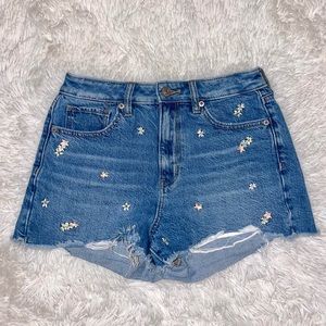 American Eagle Mom Short with embroidered little flowers